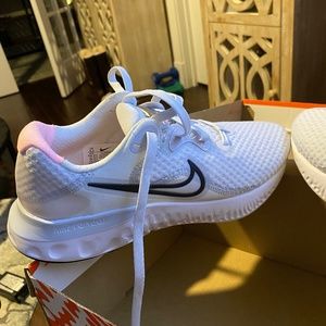 WMNS Nike Renew Run 2Athletic Shoe